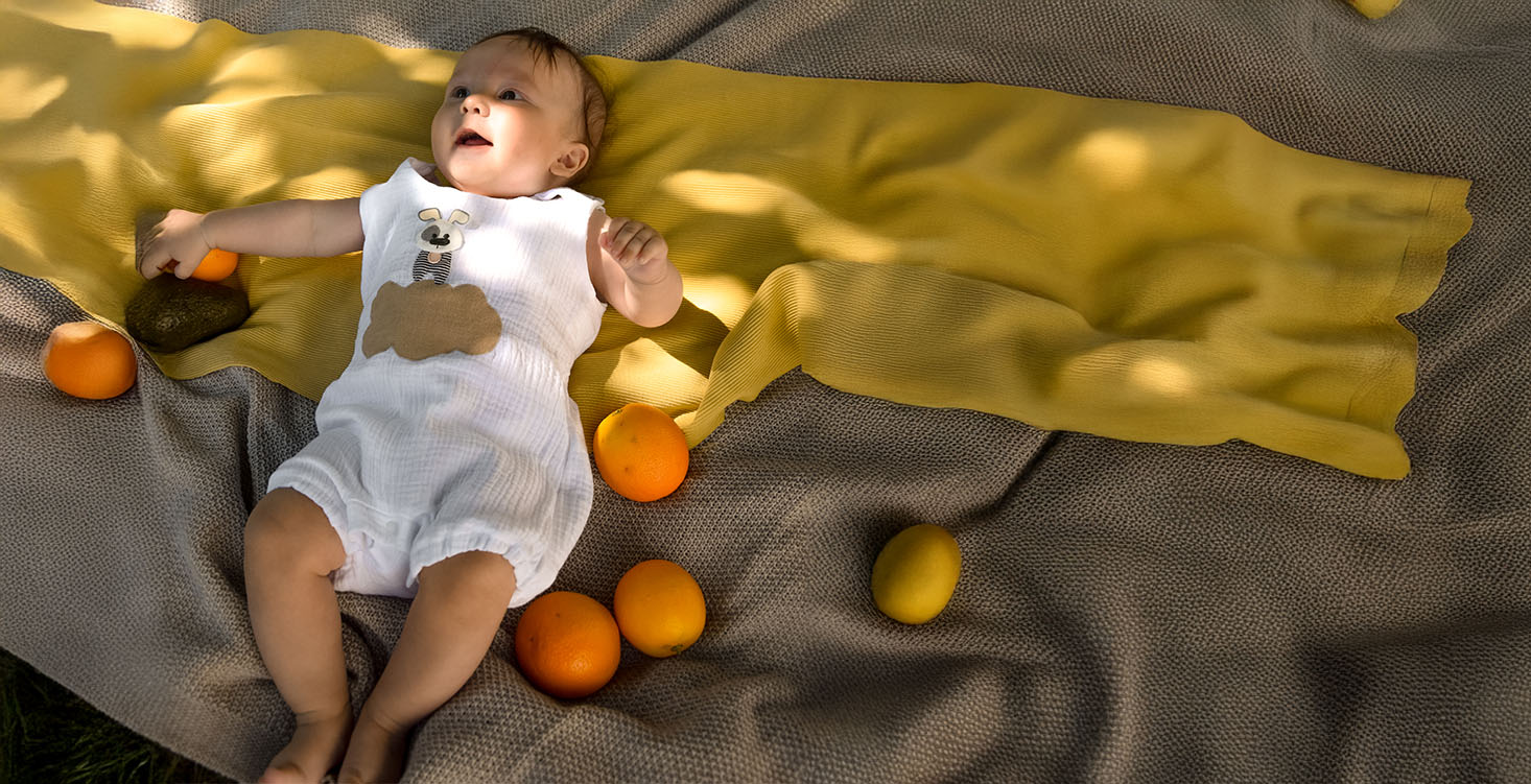 Wärmestau beim Baby im Sommer vermeiden mit MARY by sticklett und atmungsaktiver kleidung