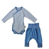 Zweiteiliges Babyset aus Baumwolle – Wickelbody & Hose mit viel Komfort. Schöne Geschenkidee für Neugeborene & junge Eltern.