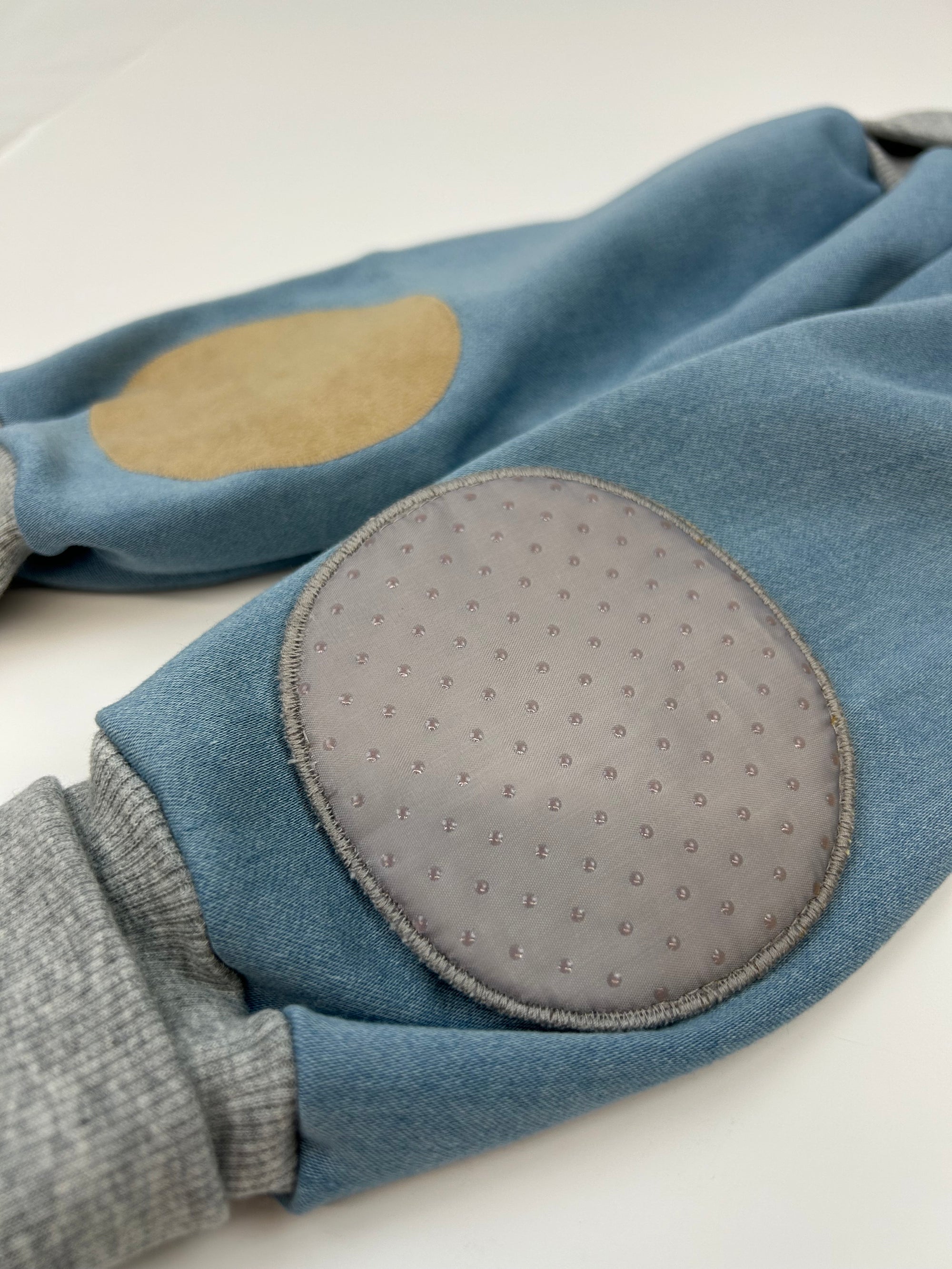 Grau Knieschoner Pads auf Krabbelhose um krabbeln zu lernen