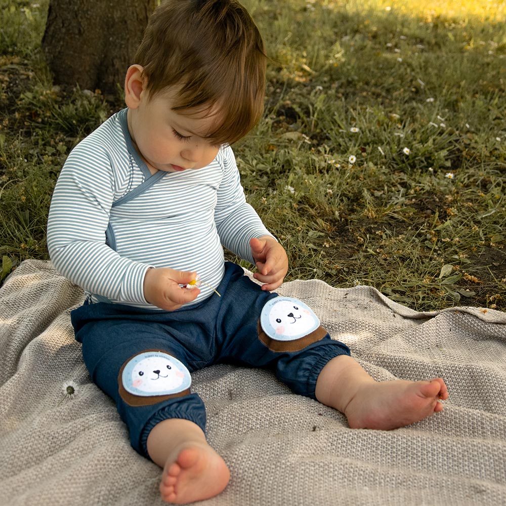Blaue Babyhose im Jeans-Look stylisch & alltagstauglich für Babys mit rubby anti rutsch pads
