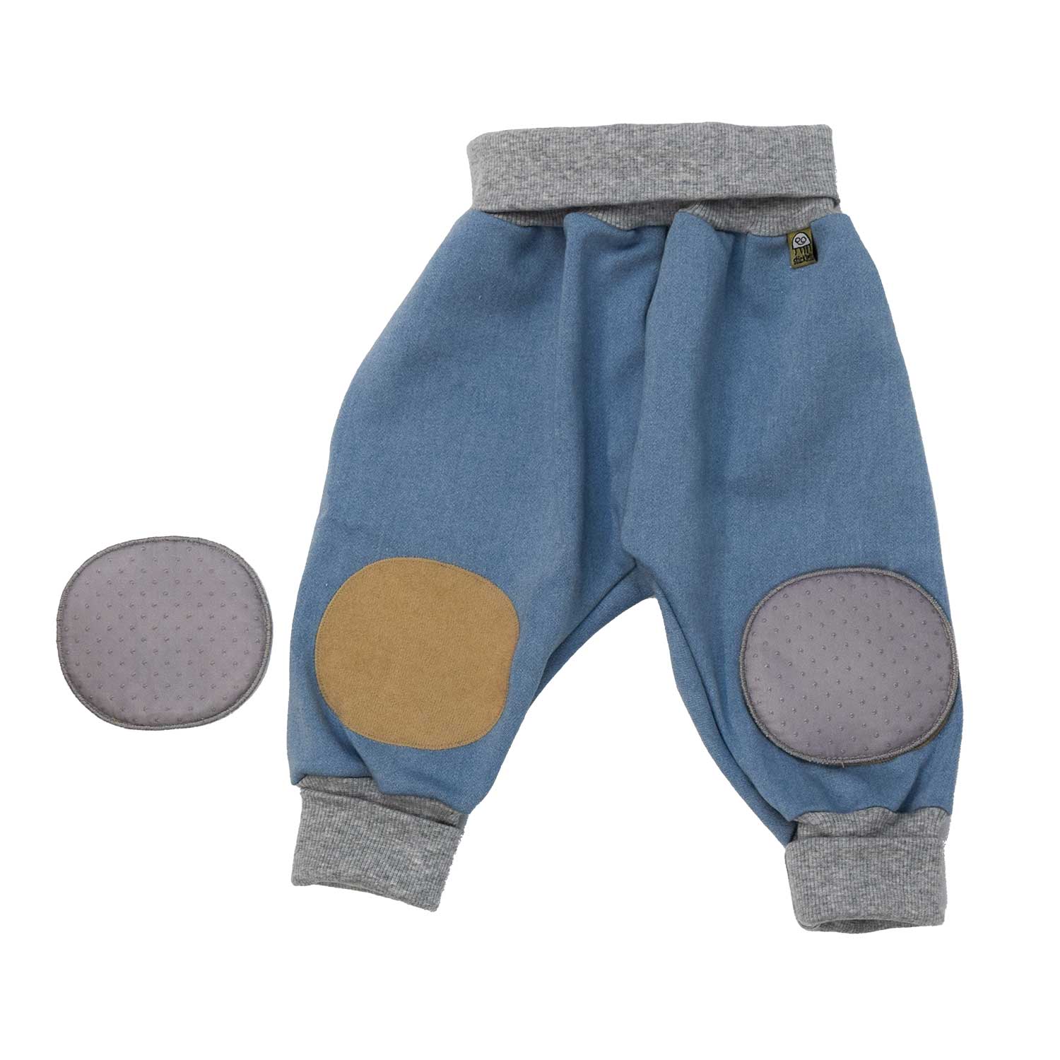 Hellblaue weiche Baby Hose die ideal ist damit man Krabbeln lernt, da Babys mithilfe der Knieschonern eine weiche Auflage haben. Krabbelhose aus weichem Material – bewegungsfreundlich & hautverträglich