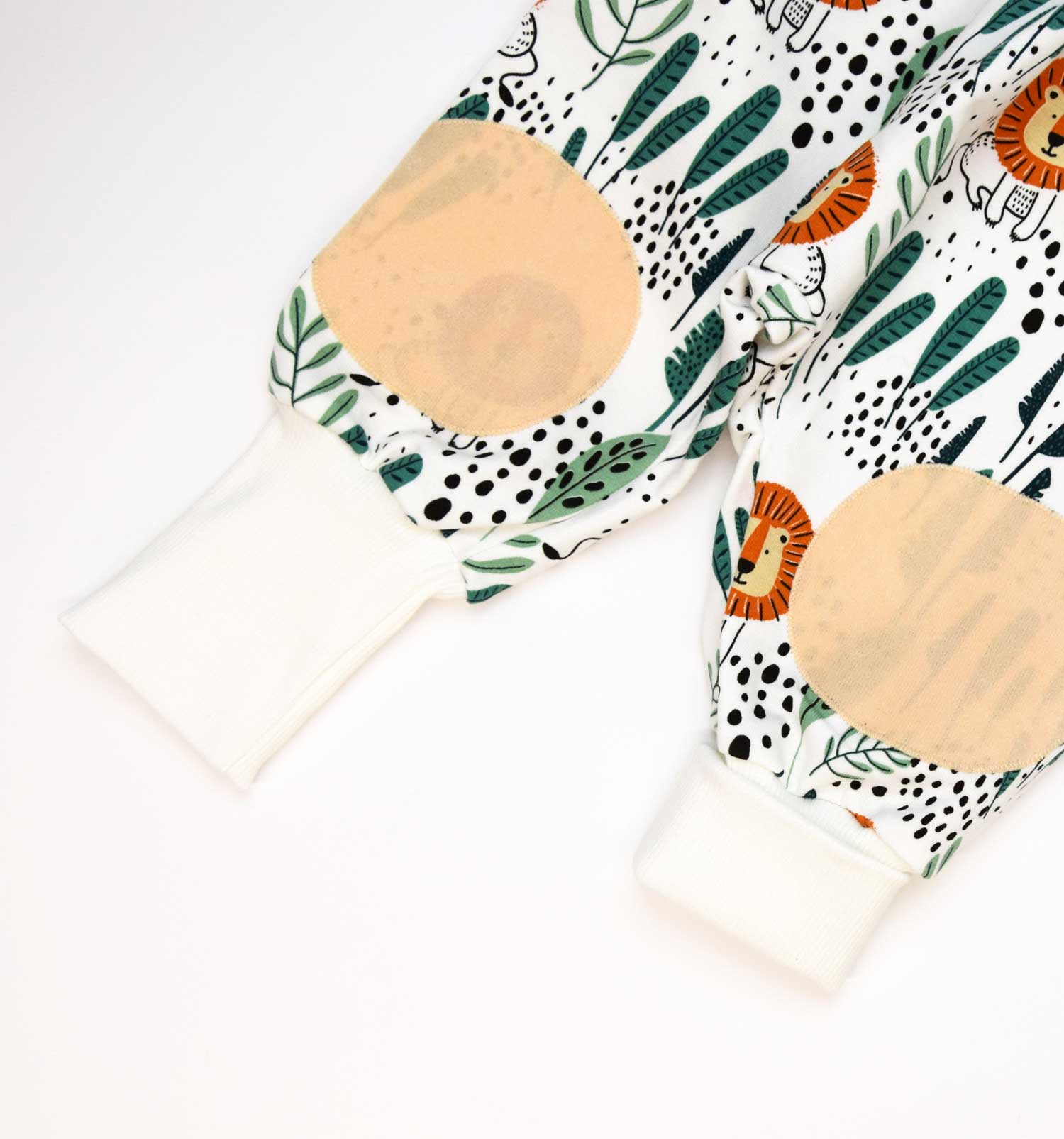 Alternative zur Krabbelmatte – weiche Babyhose mit Mitwachsfunktion