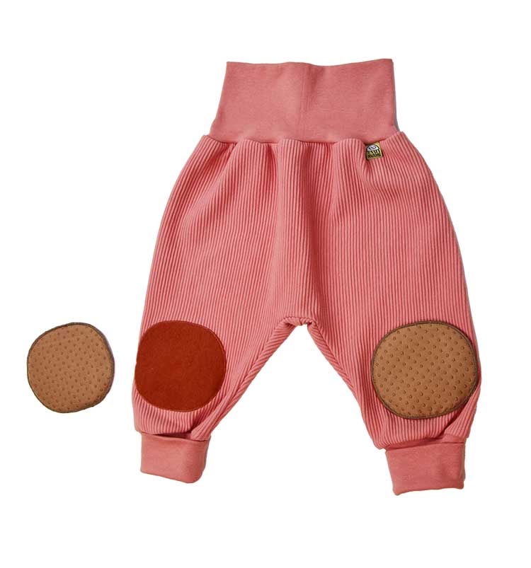 Babyhose zum Gehen lernen – schützt empfindliche Kniegelenke. Bio Baby Hose aus weichem ripp cord in peach