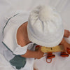 Weiße Babymütze mit Bommel – perfekte Geschenkidee zur Geburt im Winter