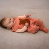 Baby-Strampler in Apricot – weich, bequem & ideal für den Alltag
