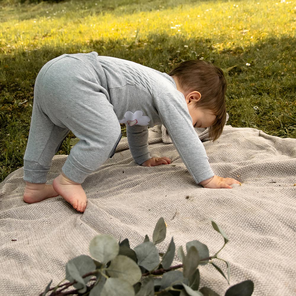 Bequeme Babyhose zum Krabbeln lernen – mit Knieschutz für mehr Sicherheit