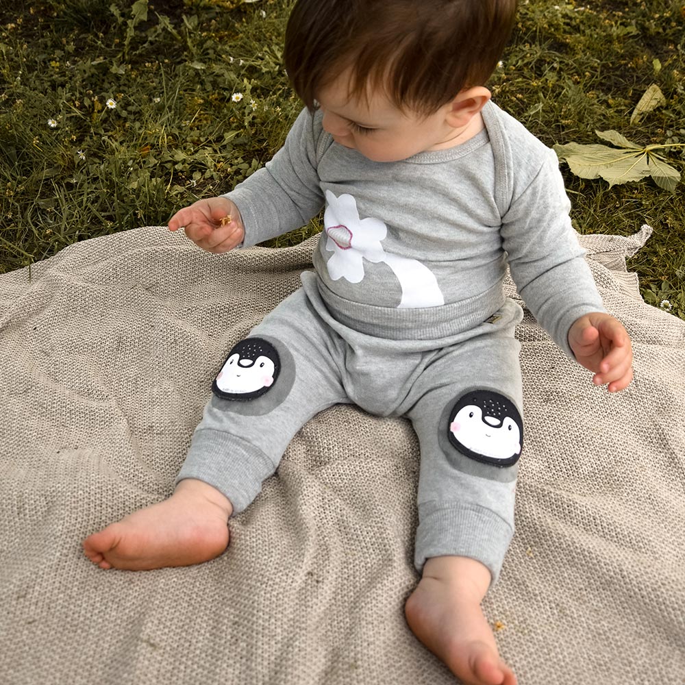 Kinderhose für Krabbelphase – schützt, stützt & begleitet durch jede Bewegung