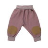 Baby Krabbelhose mit Polsterung – schützt Knie & fördert sicheres Krabbeln. Pastell Rosa färbige Baby Krabbelhose mit weichem BIO Cord Stoff aus heimischer Produktion