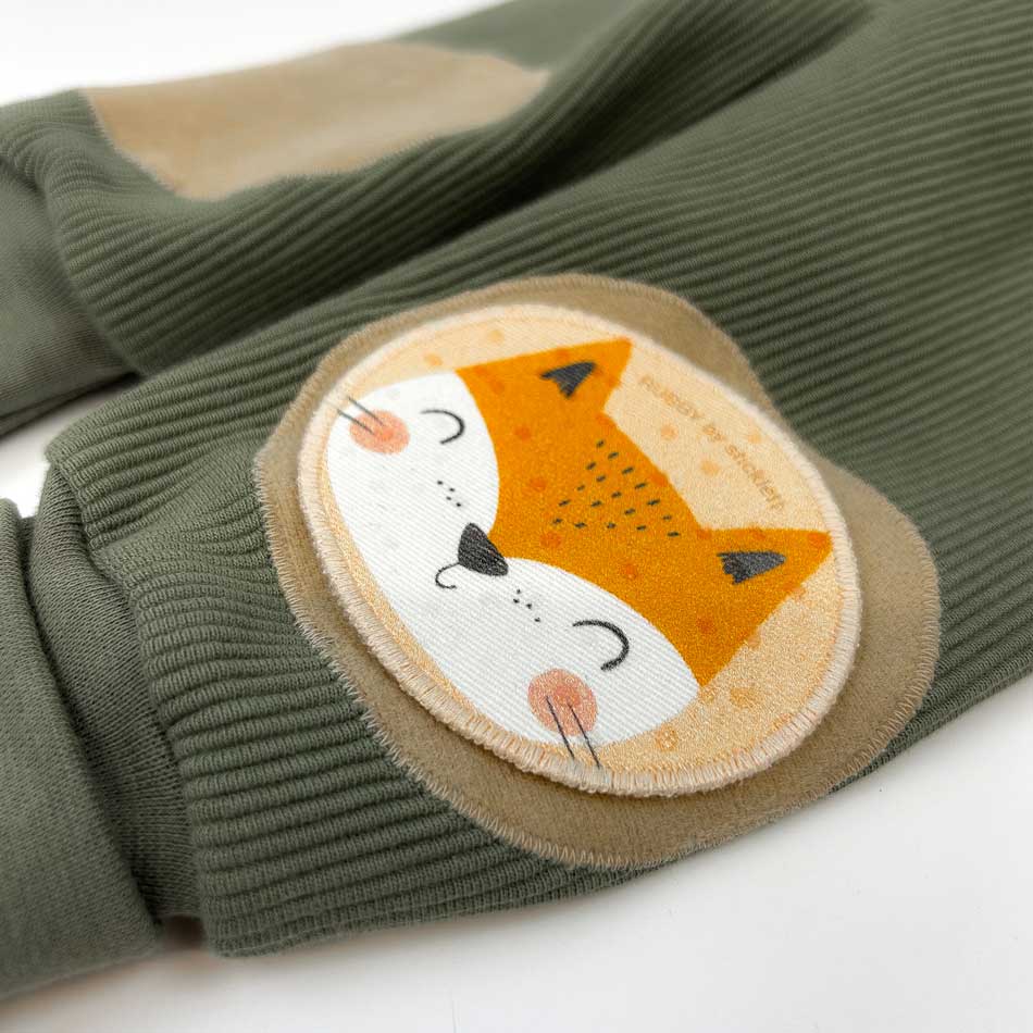 fuchs auf Baby-Krabbelhilfe – unterstützt erste Bewegungen