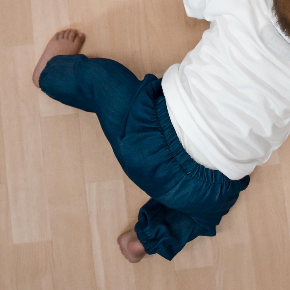 Blaue Babyhose im Jeans-Look – stylisch & alltagstauglich für Babys perfekt fürs krabbeln lernen 