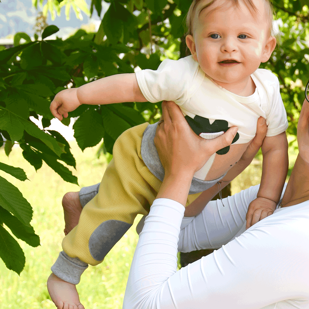 Krabbelhose für Babys in gelb mit Knieschutz, ideal zum Krabbeln & Gehen lernen