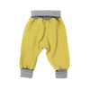 Krabbelhose für glatte Böden – schützt Knie & bietet sicheren Halt. Rückseite einer hellgelben/grauen Baby Hose mit verstellbaren Hosenbeinen und Bund ideal zum mitwachsen des Babys