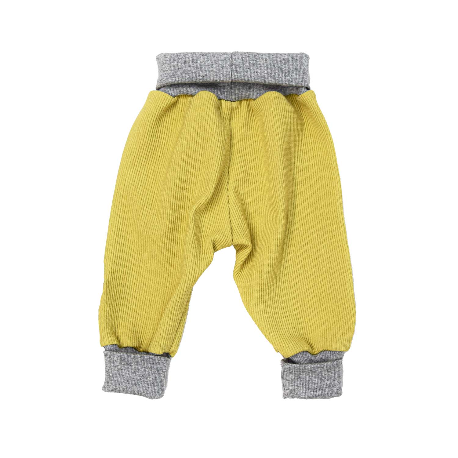 Krabbelhose für glatte Böden – schützt Knie & bietet sicheren Halt. Rückseite einer hellgelben/grauen Baby Hose mit verstellbaren Hosenbeinen und Bund ideal zum mitwachsen des Babys