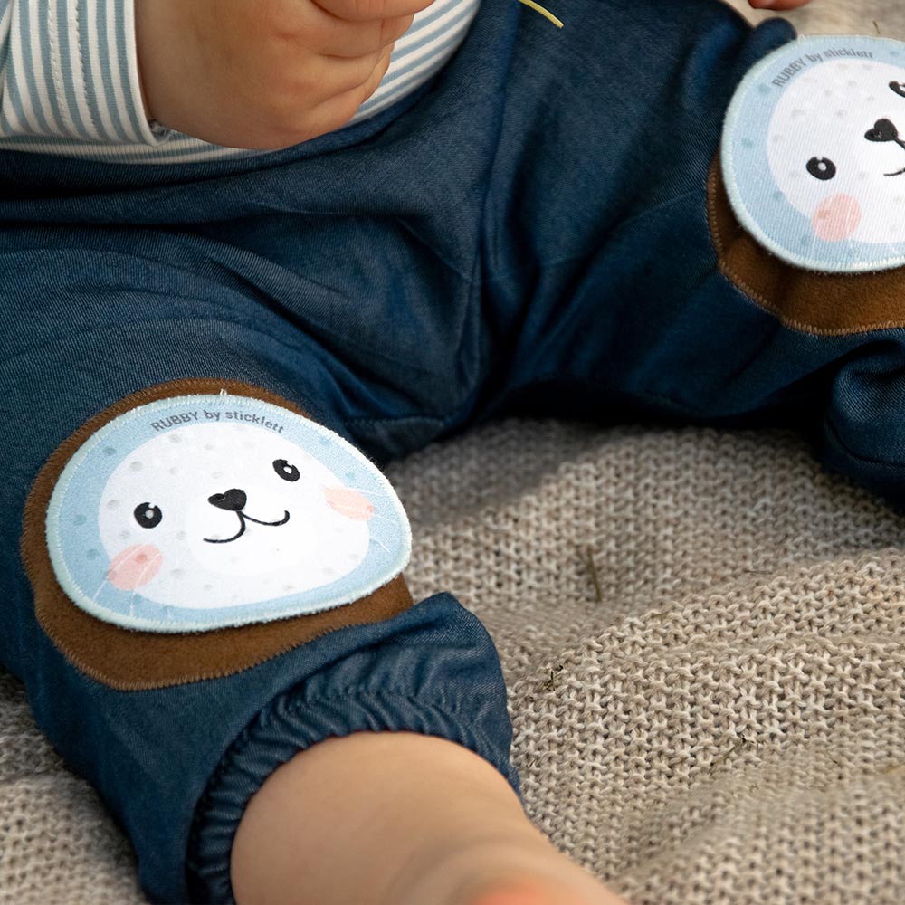 Bequeme Babyhose aus Denim – elastischer Bund für optimalen Sitz perfekt für die ersten krabbelversuche schutz bieten die rubby knieschoner pads 