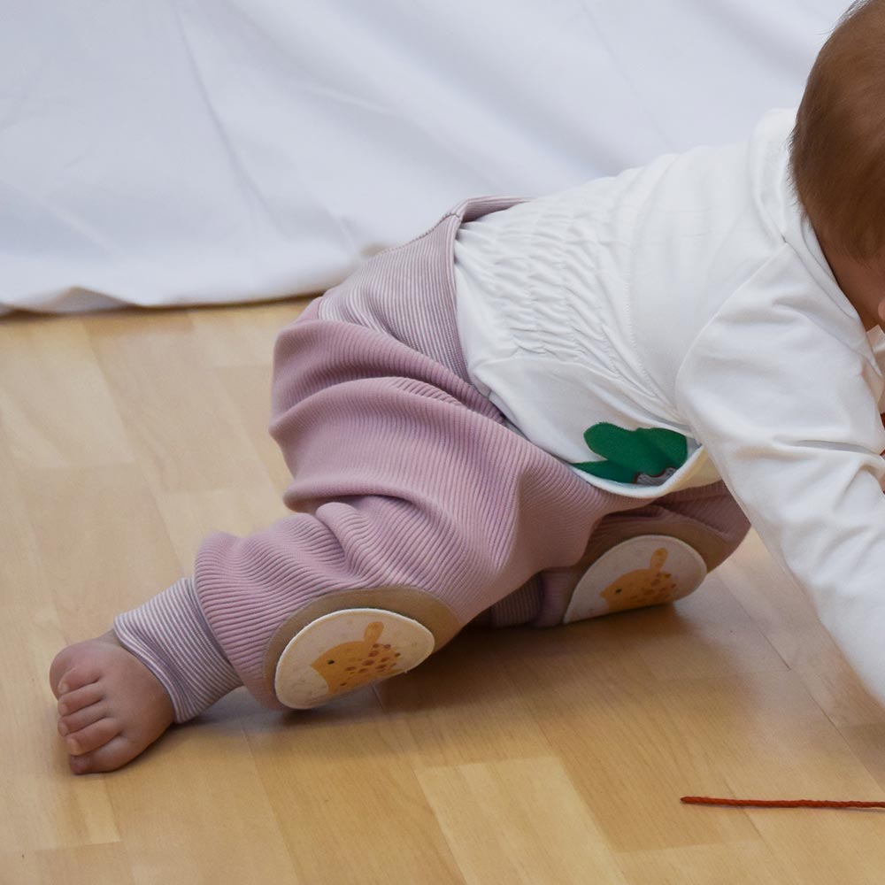 Kniefreundliche Hose für Krabbelanfänger – schützt & stützt beim Bewegen