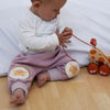 Hose zum Krabbeln lernen – weich, elastisch & mit extra Knieschutz