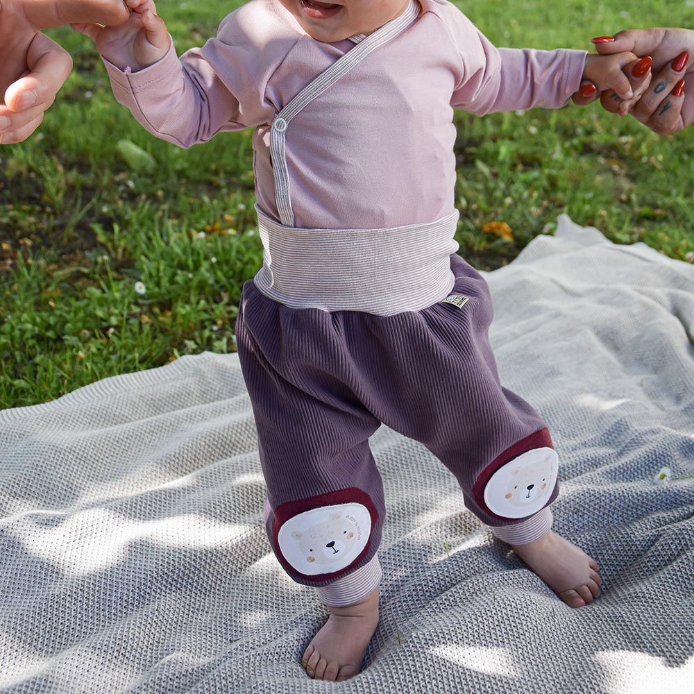 Baby Krabbelhose mit Anti-Rutsch-Zonen – für mehr Sicherheit beim Bewegen