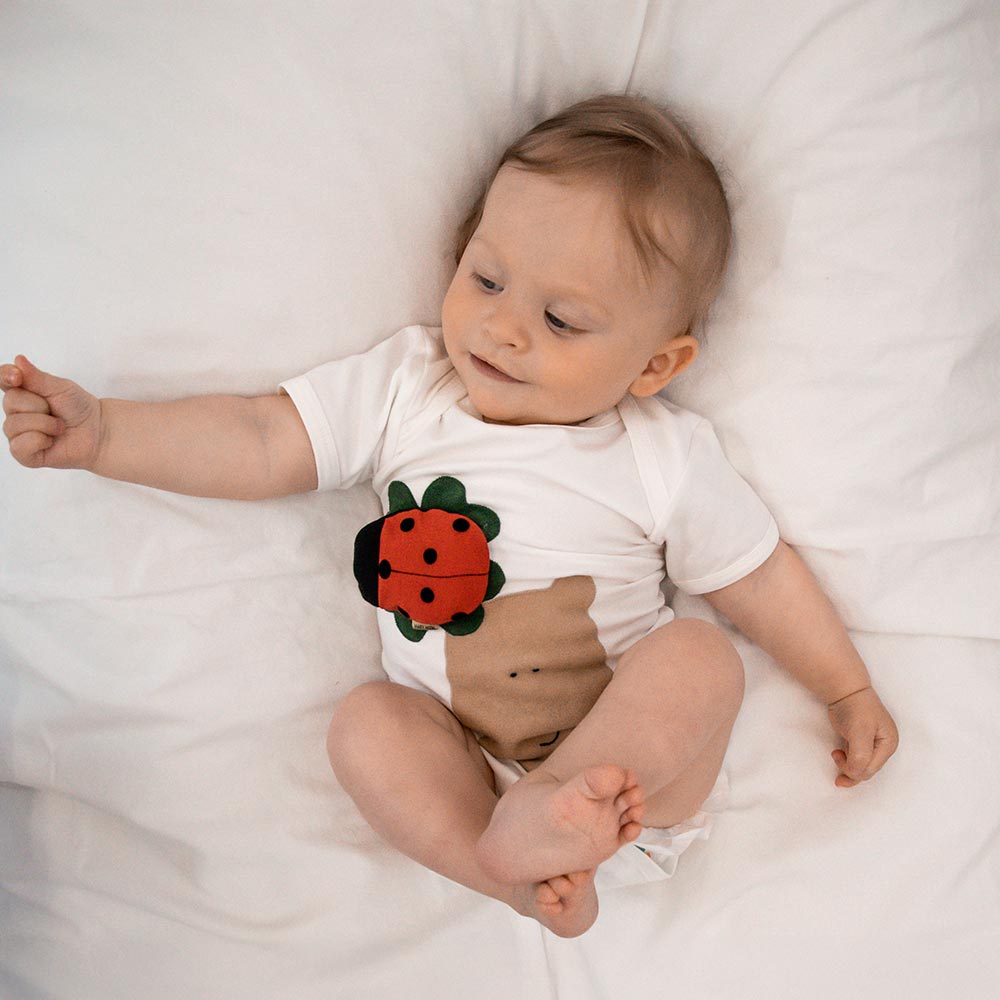 Weißer Babybody – weich & kompatibel mit MARY by sticklett mit bärmotiv
