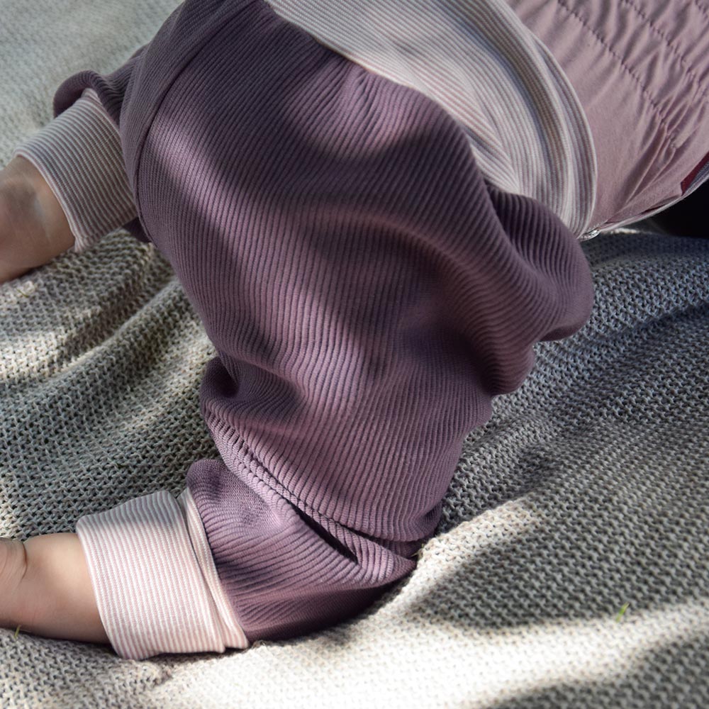 Kinderhose mit verstärkten Knien – perfekt für Krabbelanfänger & kleine Läufer