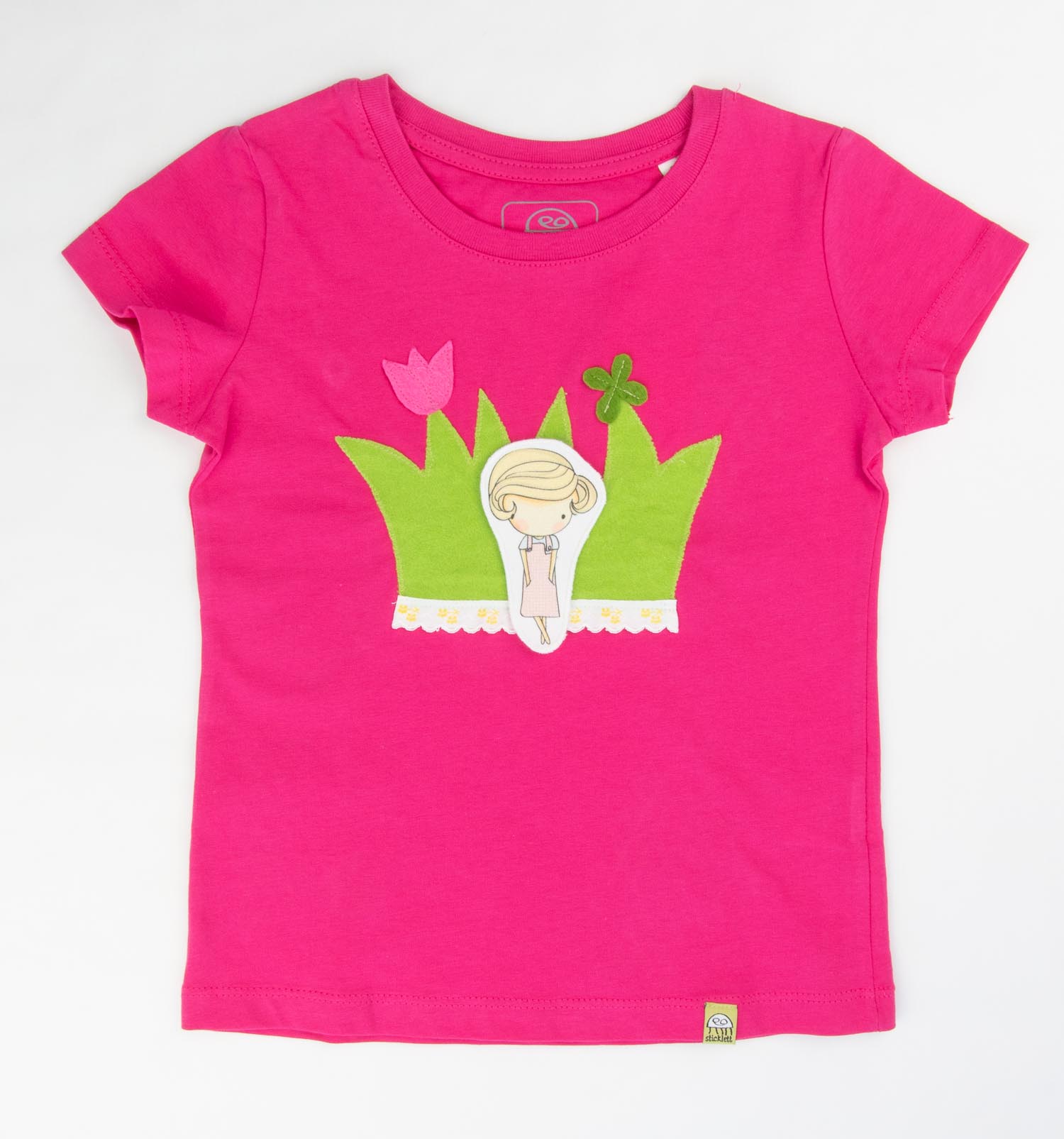 Mädchen T-Shirt in pink mit aufgenähter Blumenwiese - kurzarm | sticklett Online Store.