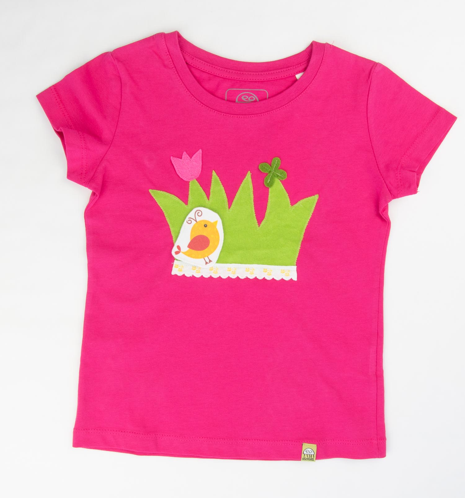Mädchen T-Shirt in pink mit aufgenähter Blumenwiese - kurzarm | sticklett Online Store.
