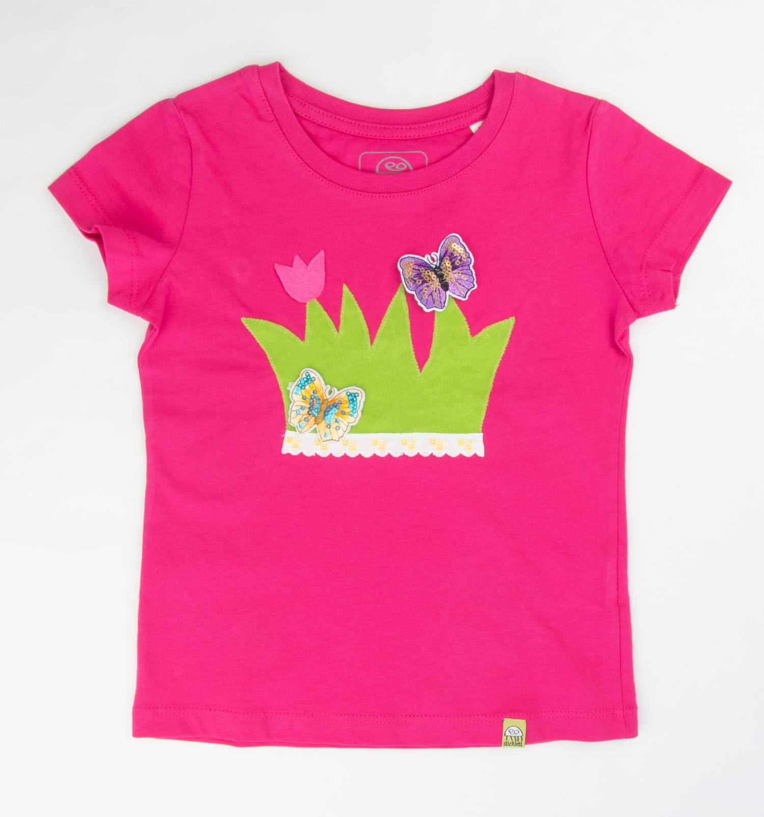 Mädchen T-Shirt in pink mit aufgenähter Blumenwiese - kurzarm | sticklett Online Store.