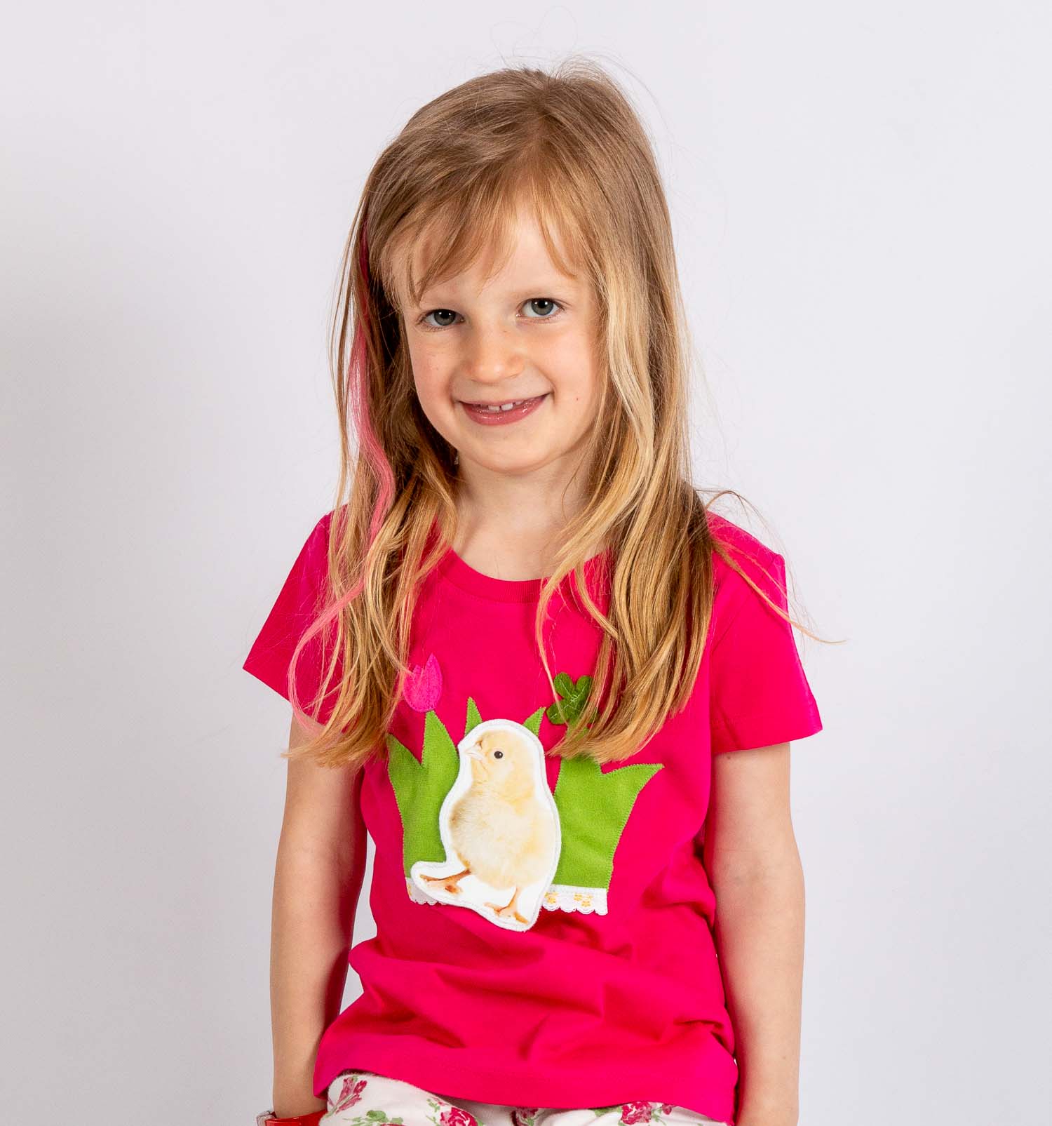 Mädchen T-Shirt in pink mit aufgenähter Blumenwiese - kurzarm | sticklett Online Store.