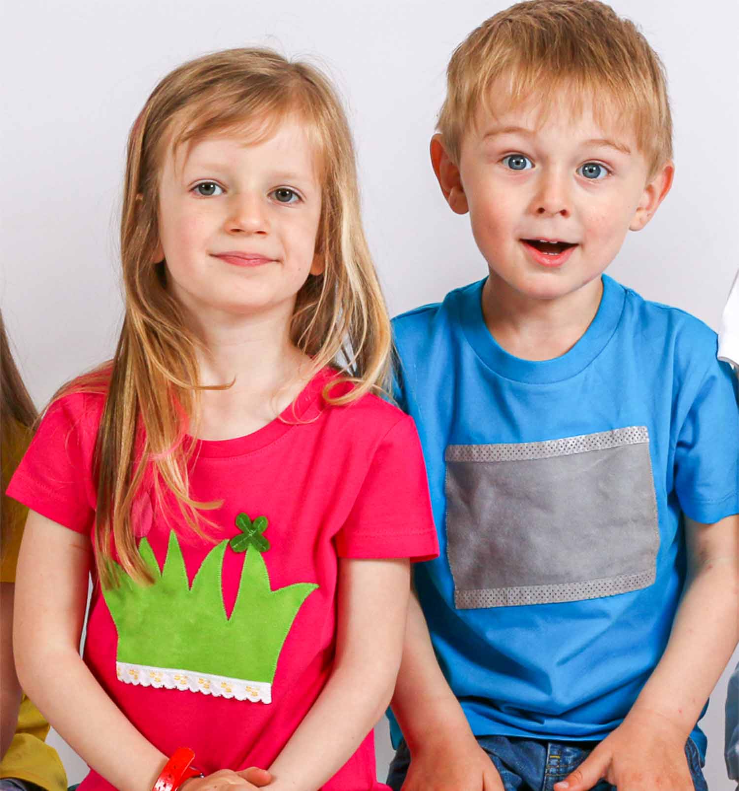 Mädchen T-Shirt in pink mit aufgenähter Blumenwiese - kurzarm | sticklett Online Store.